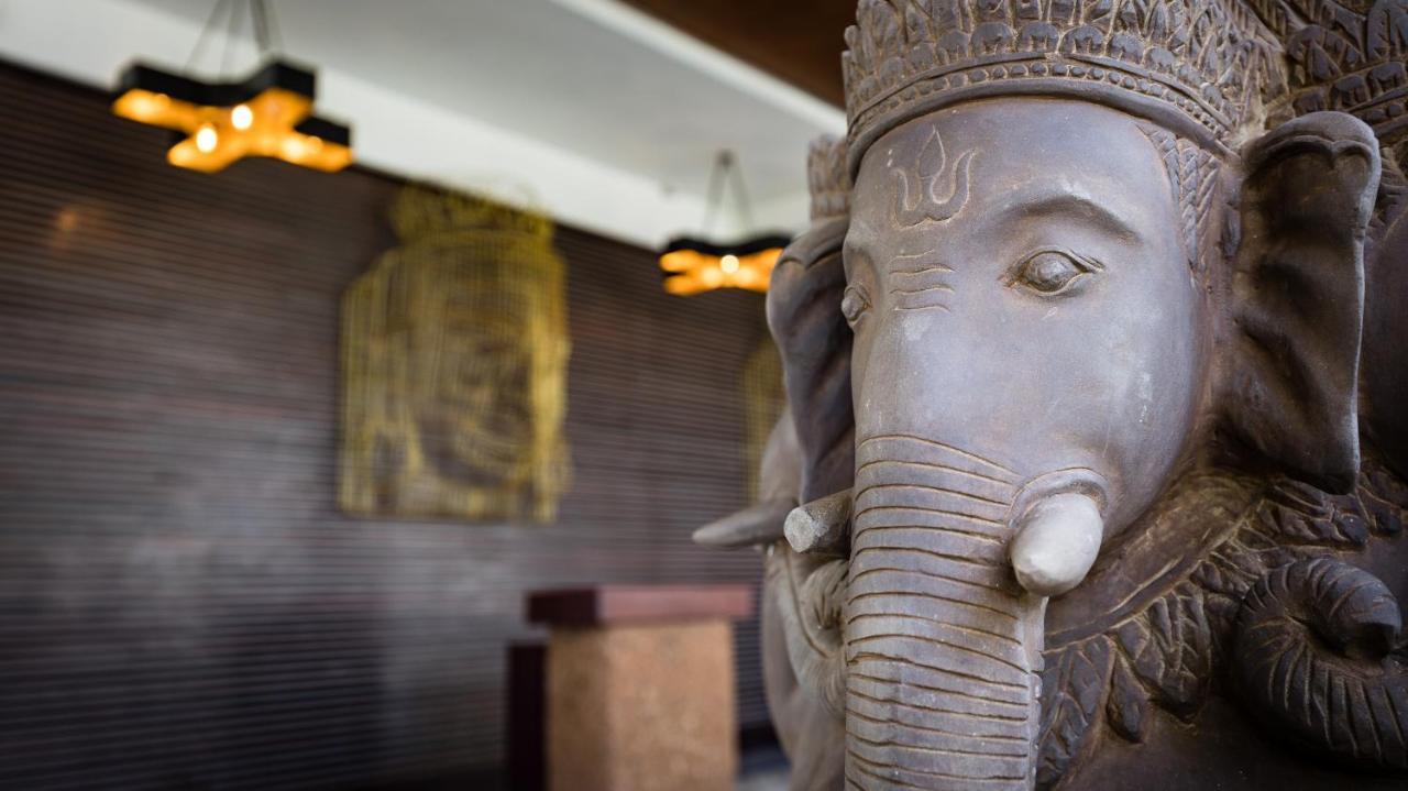 Shintana Saya La Maison Siem Reap Eksteriør bilde A statue of Ganesha at the hotel