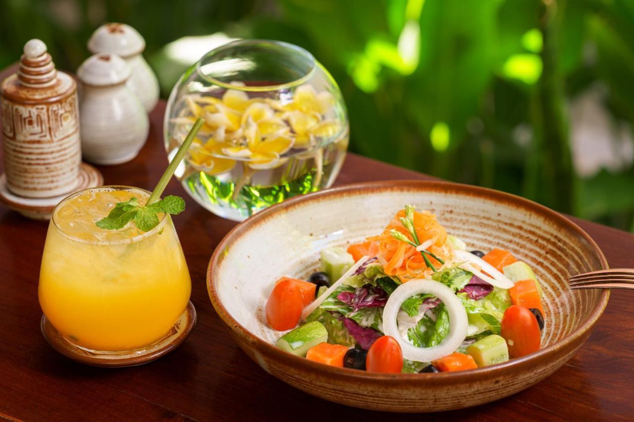Shintana Saya La Maison Siem Reap Eksteriør bilde A salad with a glass of lemonade
