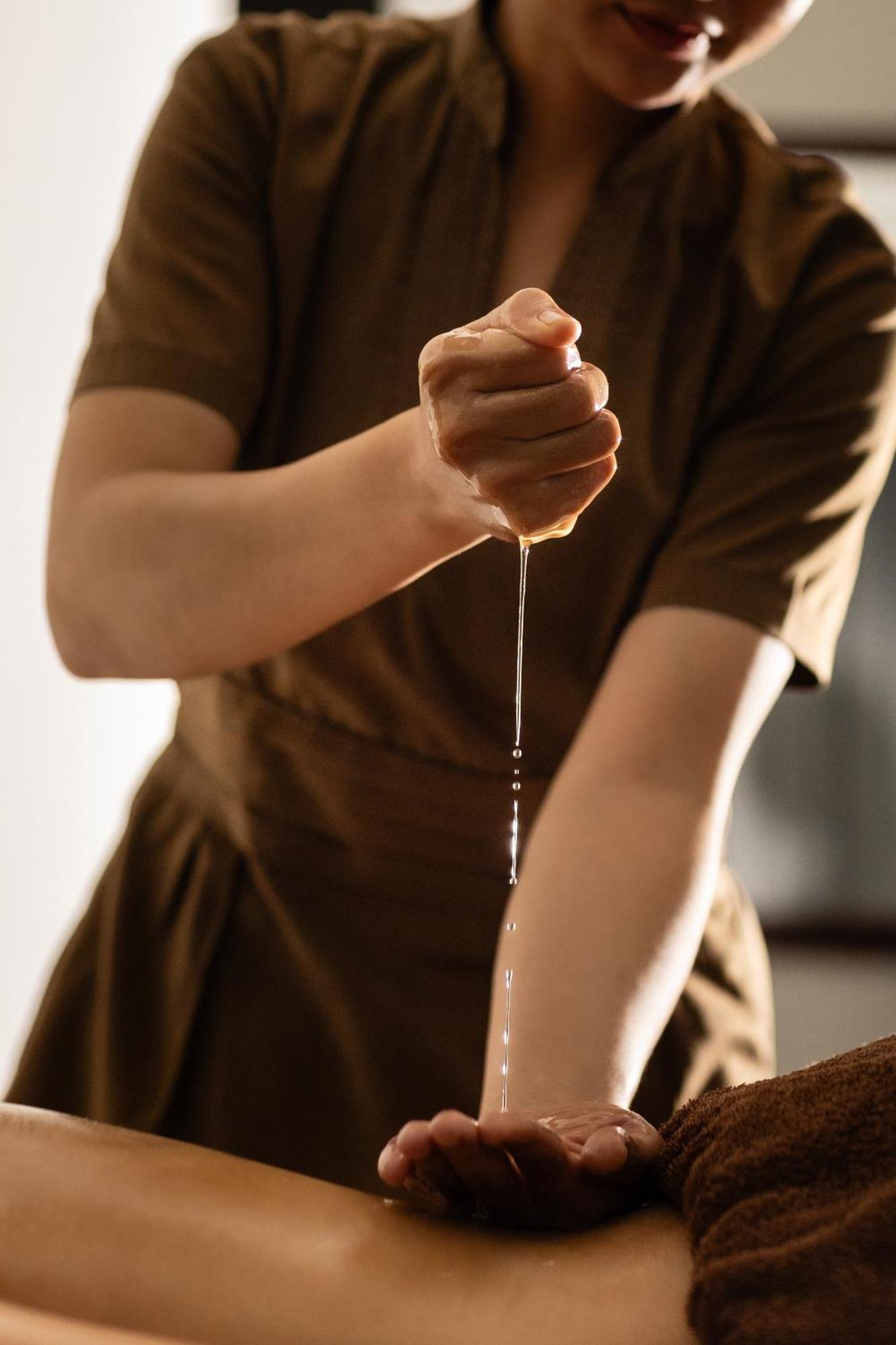 Shintana Saya La Maison Siem Reap Eksteriør bilde A woman using a vaginal thermometer